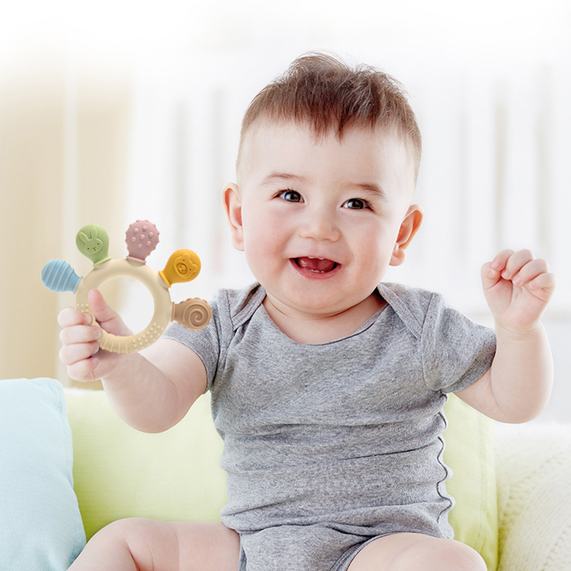 新しいハンドマルチカラーシリコーンベビーリングおしゃぶり不安 - Baby Products Best のレビューと価格